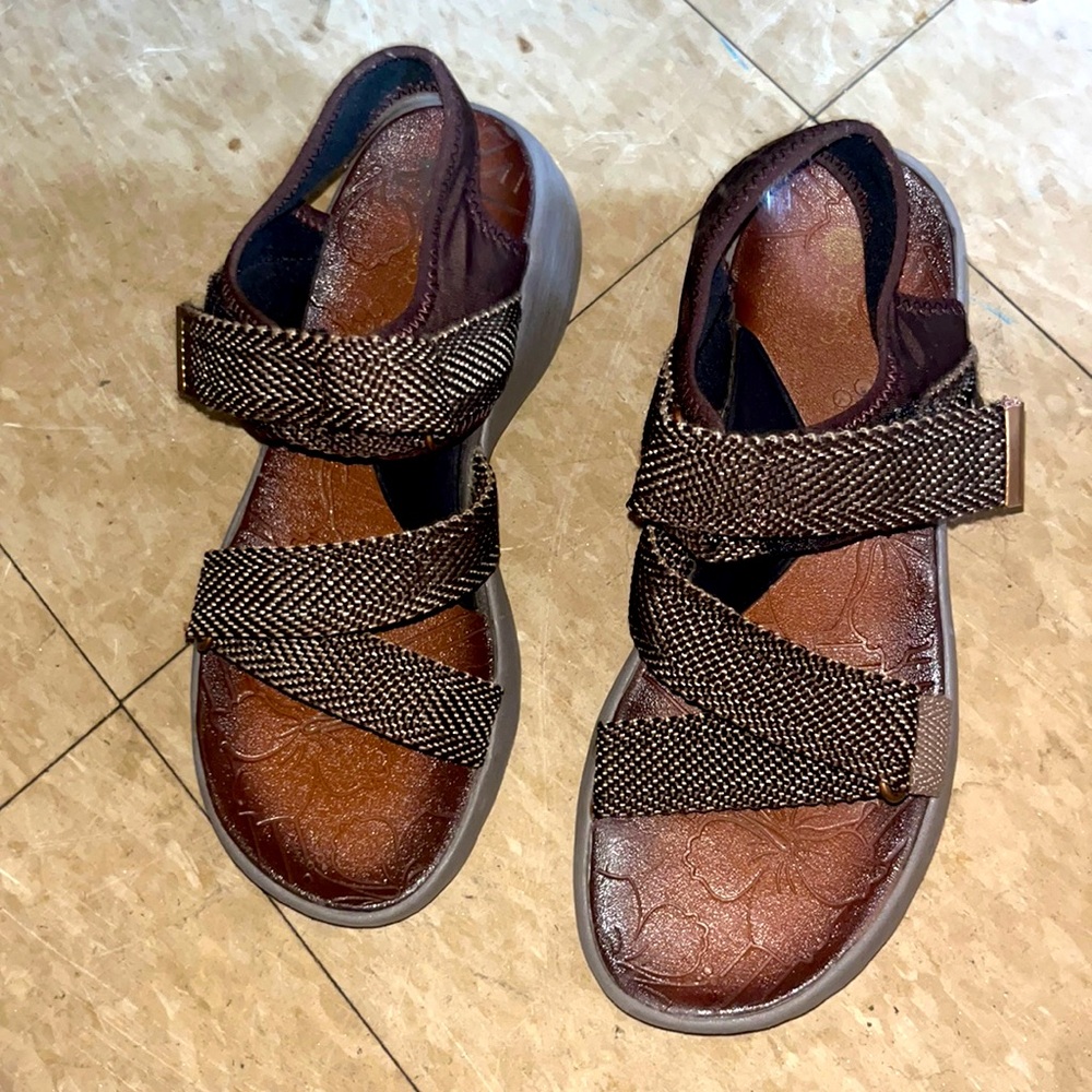 Zees cross strap sandles